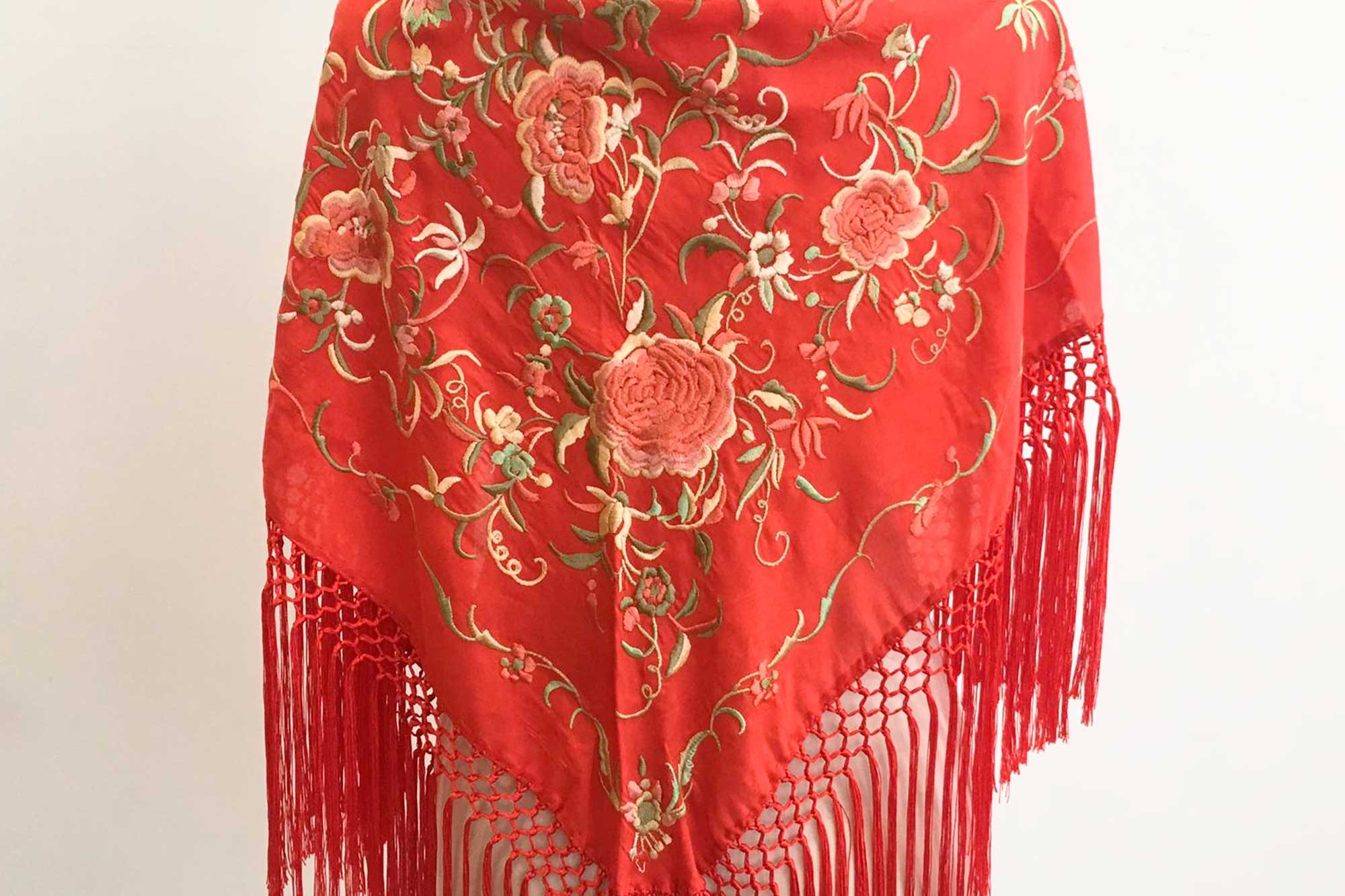 mantón bordado, mantoncillo, flamenca, complementos de flamenca, flecos de seda
