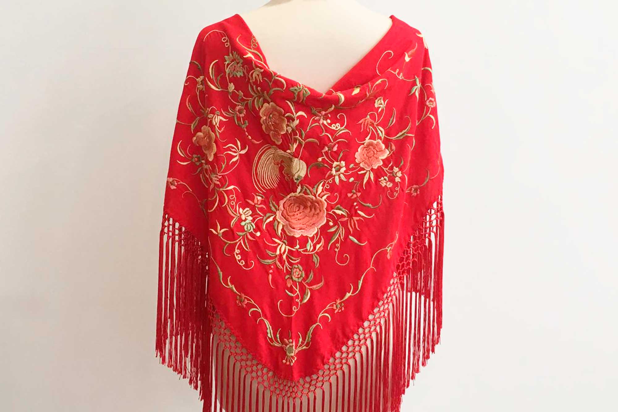 mantón bordado, mantoncillo, flamenca, complementos de flamenca, flecos de seda