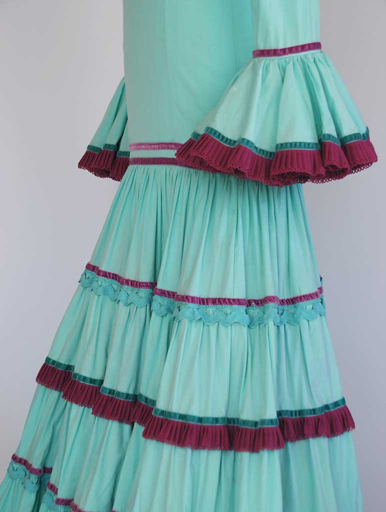 Alquiler de traje de flamenca niña verde agua con adornos buganvilla
