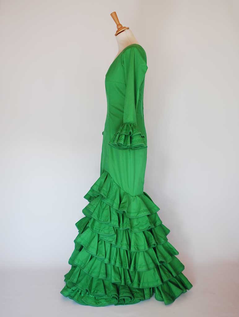 Traje de flamenca típico verde, volantes capote